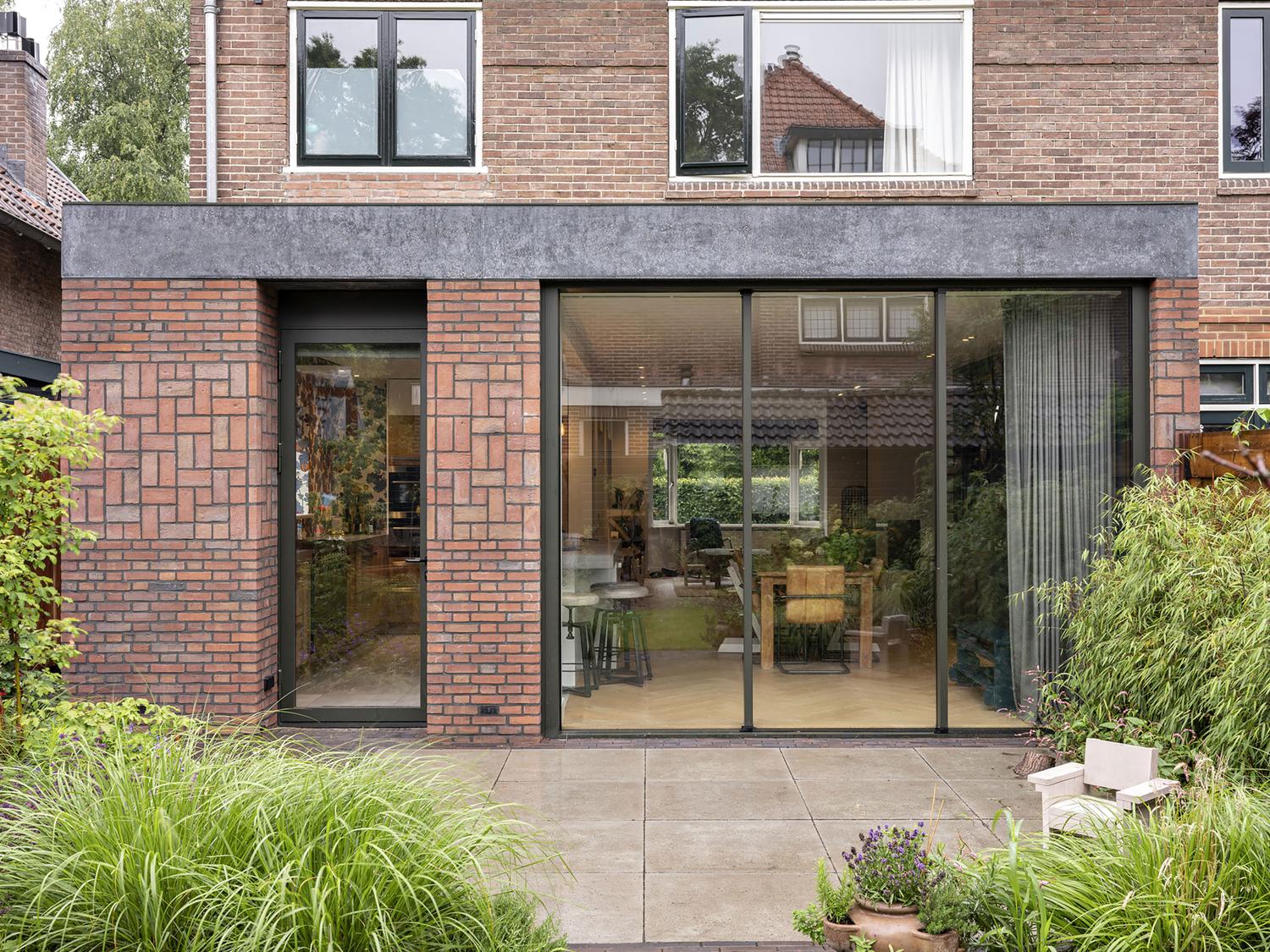Brick extension of Happy Frankenstein in Bussum